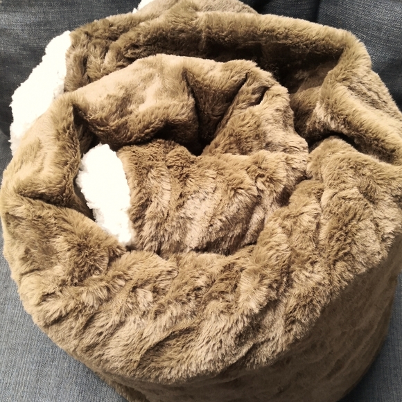 Faux fur/ Sherpa Queen Size blankets/ Throws - Picture 6 of 6